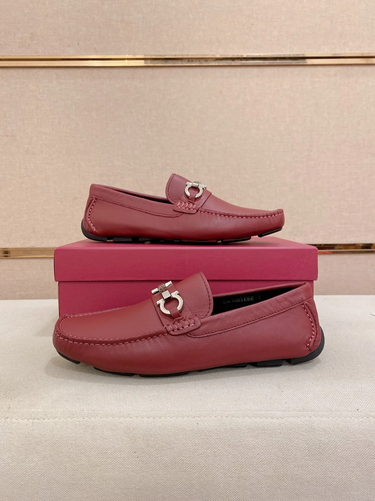 Men's shoes💰: 540💰High-end quality! Ferragamo🆕🆕Exclusive hot-selling products in stock🔥🔥New products on the shelves, high-quality Ferragamo men's pea shoes, high-end casual driving shoes, with complete packaging! 💪 💪 Material: imported first-layer pebbled cowhide 🐂 + imported high-quality water-dyed cowhide lining + wear-resistant outsole 👍🏻👍🏻 Features: high-end and comfortable, purely handmade 🚀 🚀 Create the perfect shoe that suits you best 🔥 🔥 Size: (38-44) 45 standard size can be customized!